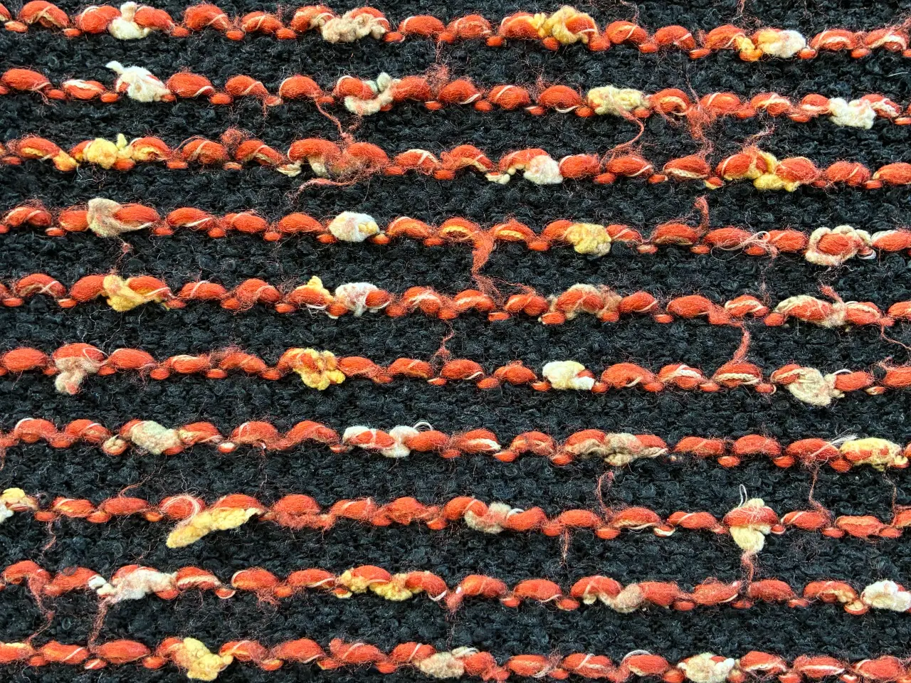 Billede 2 - Sweater i sort og orange farver str. 44