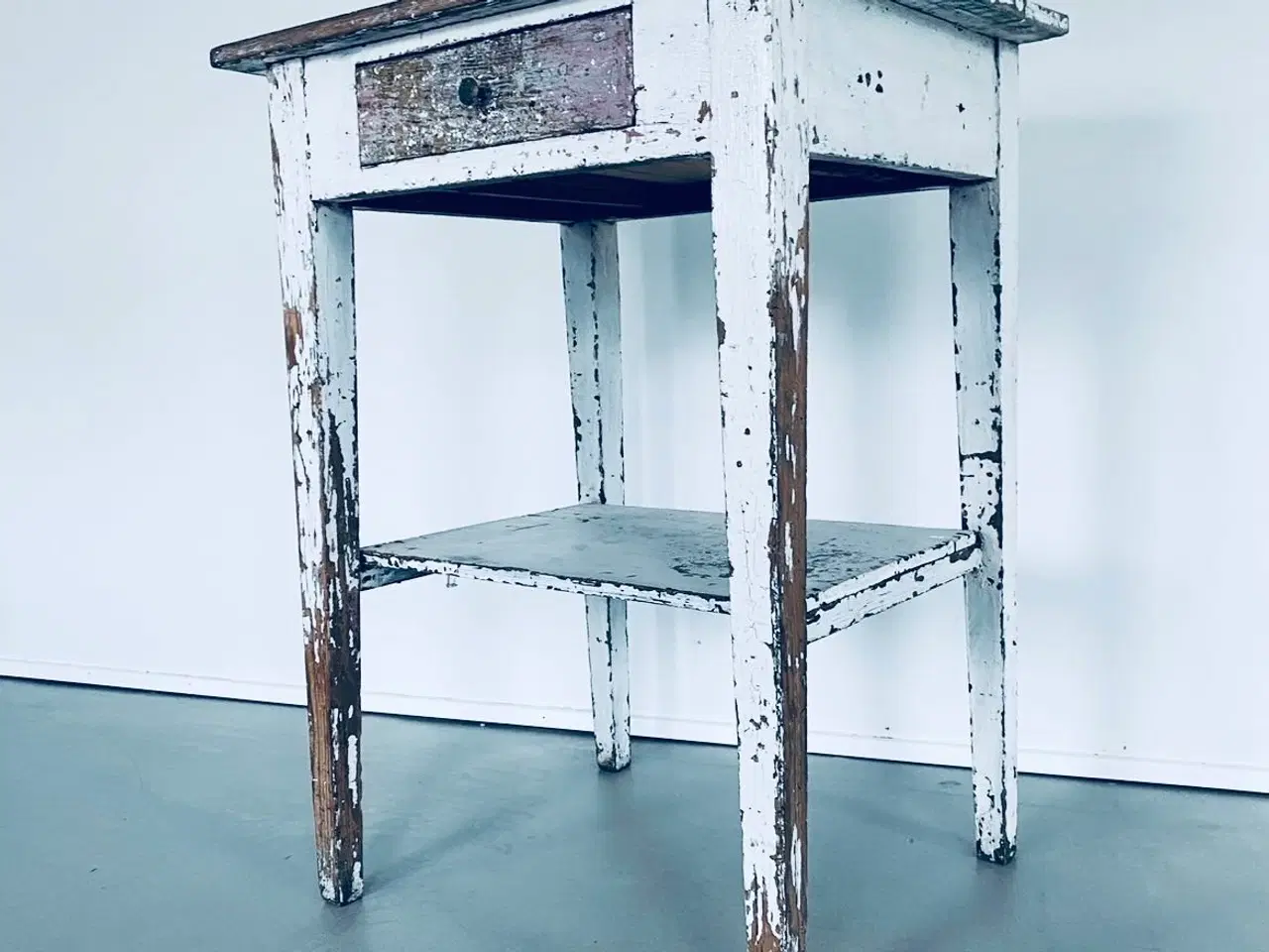 Billede 4 - Dansk boheme bord med udtræk skuffe og hylde