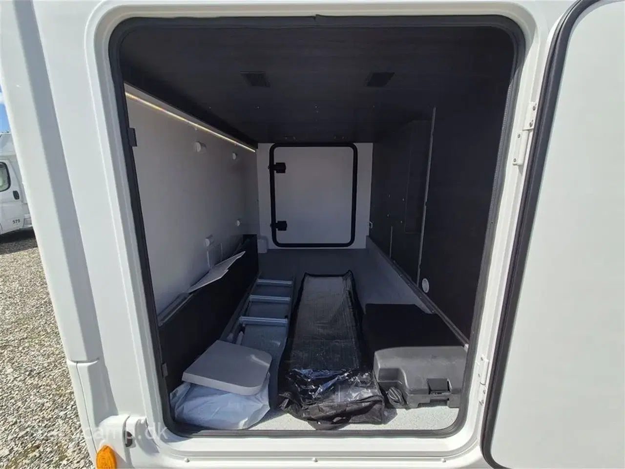 Billede 21 - 2022 - Benimar Mileo 263   Automatgear. solcelle. Batteri. inverter.  markise. luftundervogn på bagaksel. Emhætte. lædersæder.  KUN 4800 KM!!!!