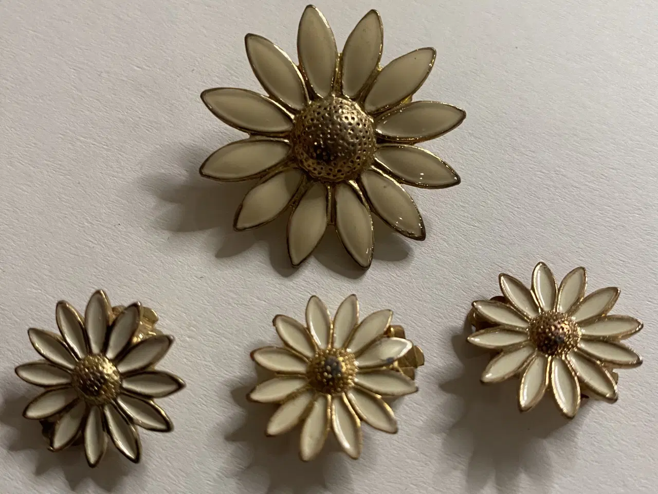 Billede 7 - Øreringe forgyldt og broche