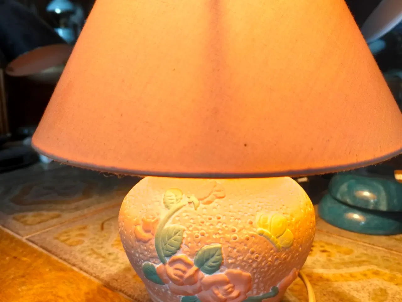 Billede 1 - 🛋️ Bordlampe med keramikfod og stofskærm
