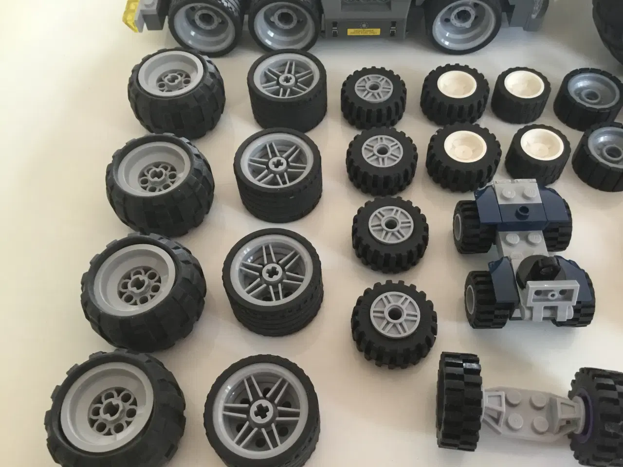 Billede 3 - Diverse Lego hjul og dele 