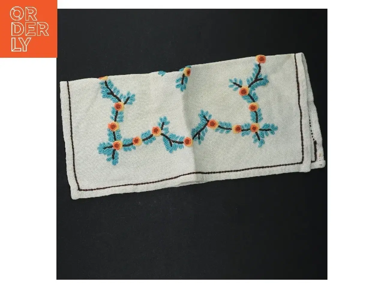 Billede 2 - Broderet pyntedug (str. 29 x 31 cm)