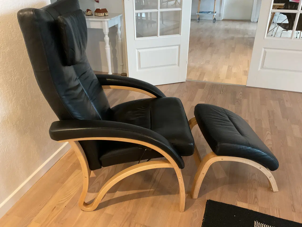 Billede 2 - Clio lænestol med tilhørende skammel