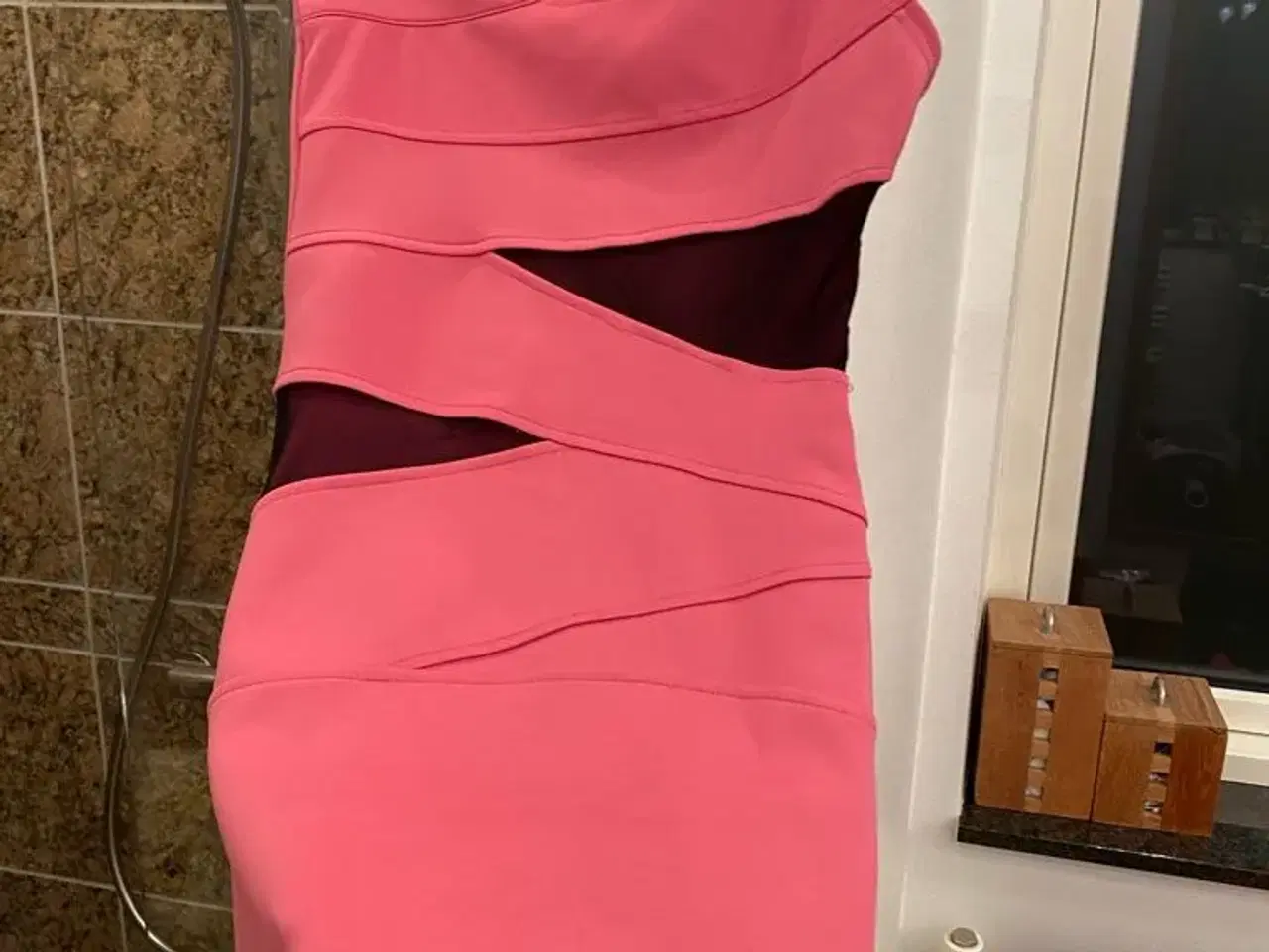 Billede 2 - Flot pink kjole str xs