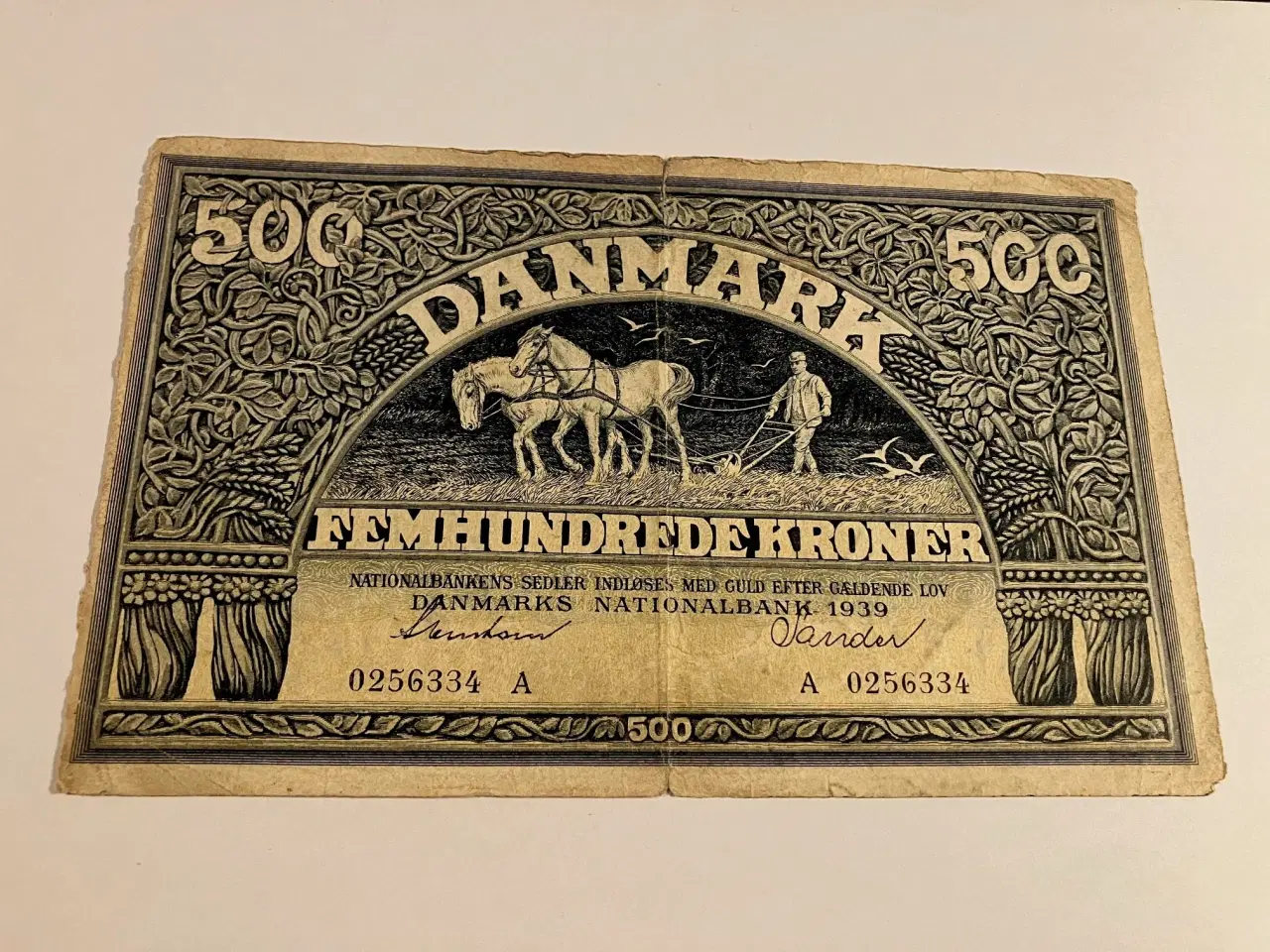 Billede 1 - 500 Kroner 1939 - Taperester på bagside - Lille hul i midten