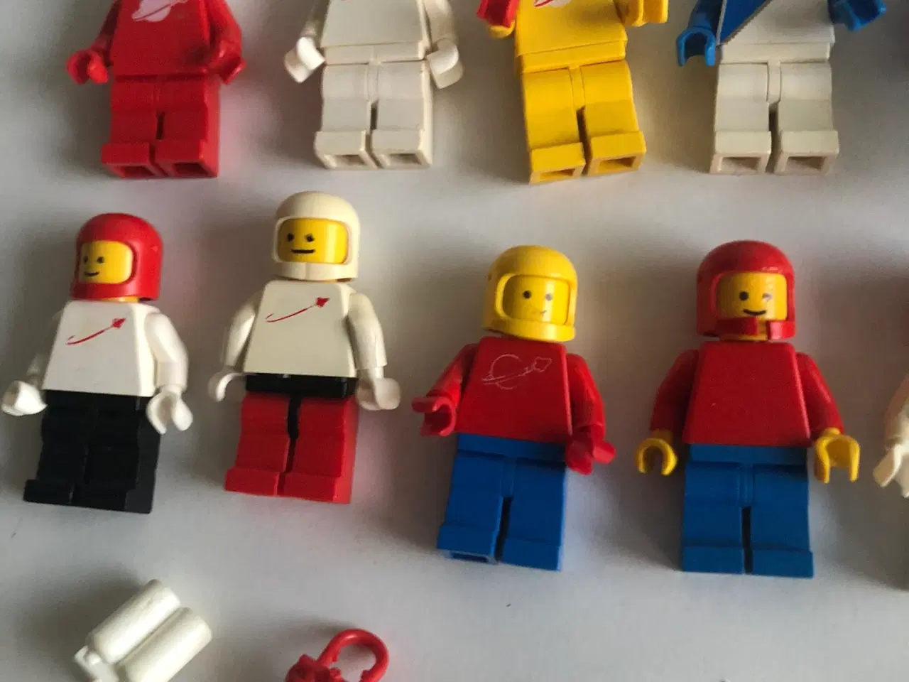 Billede 2 - LEGO 12 Månemænd med tilbehør hjelm og iltflasker