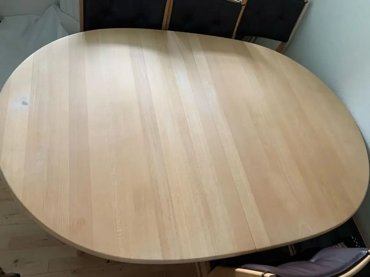 Billede 1 - Pænt bord med 6 stole