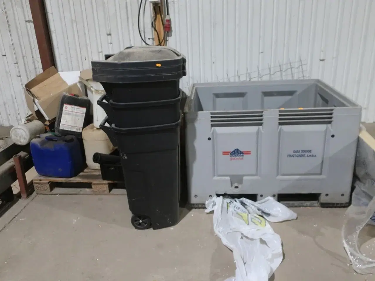 Billede 1 - Pallekar, div. Skraldespande samt palle med indhold