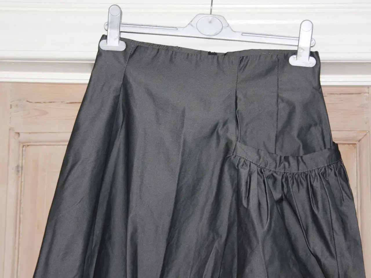 Billede 2 - Sarah Pacini grå nederdel size 0. Livv. 70 cm.