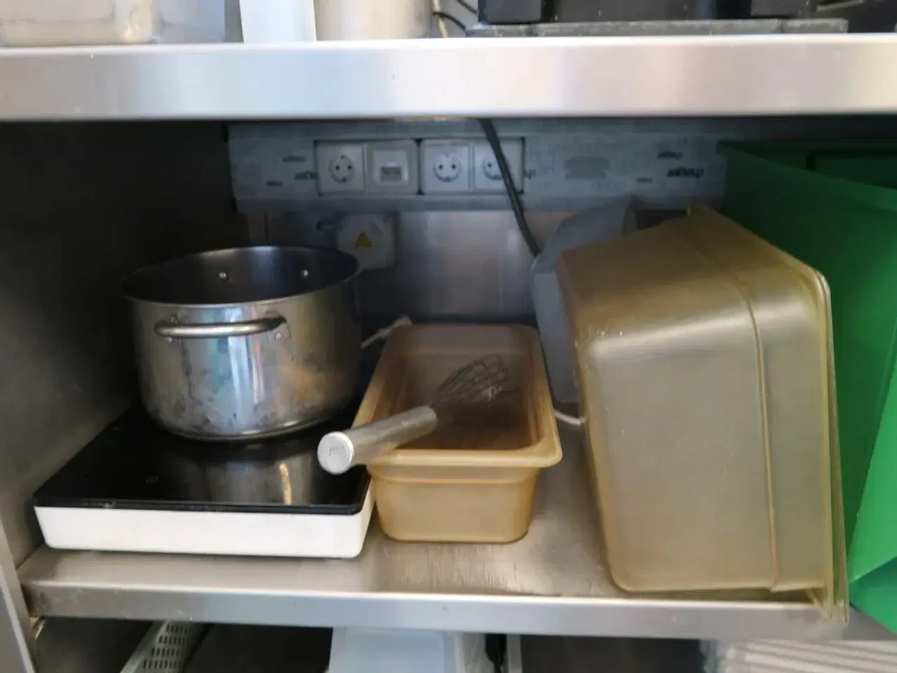 Billede 4 - Rustfri stålbord med indhold (maskiner emdfølger ikke)