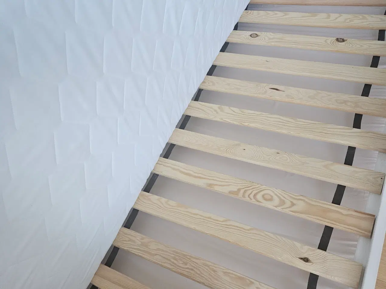 Billede 7 - Seng med udtræksseng og opbevaring