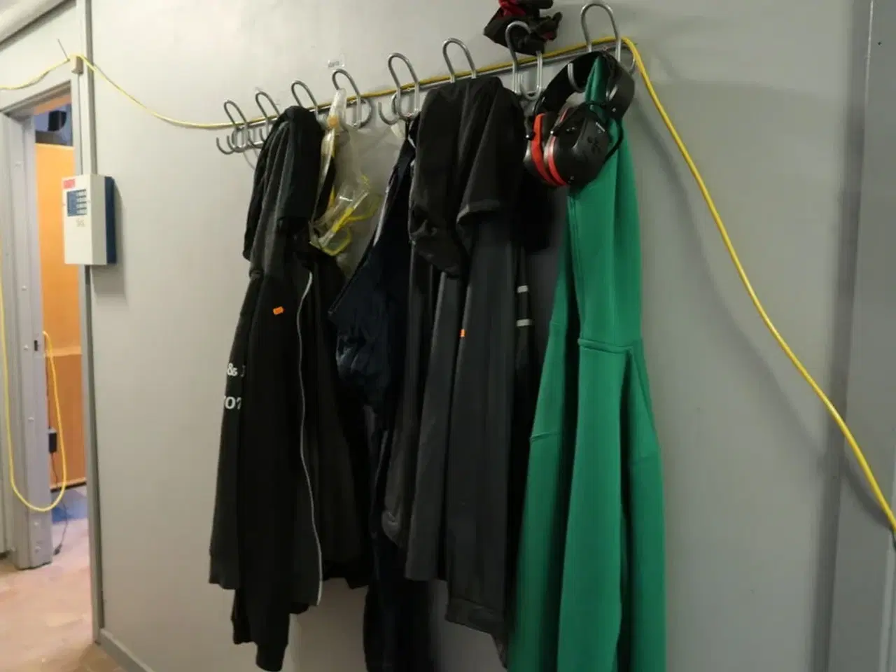 Billede 6 - Div. Arbejdstøj, sko samt bænke