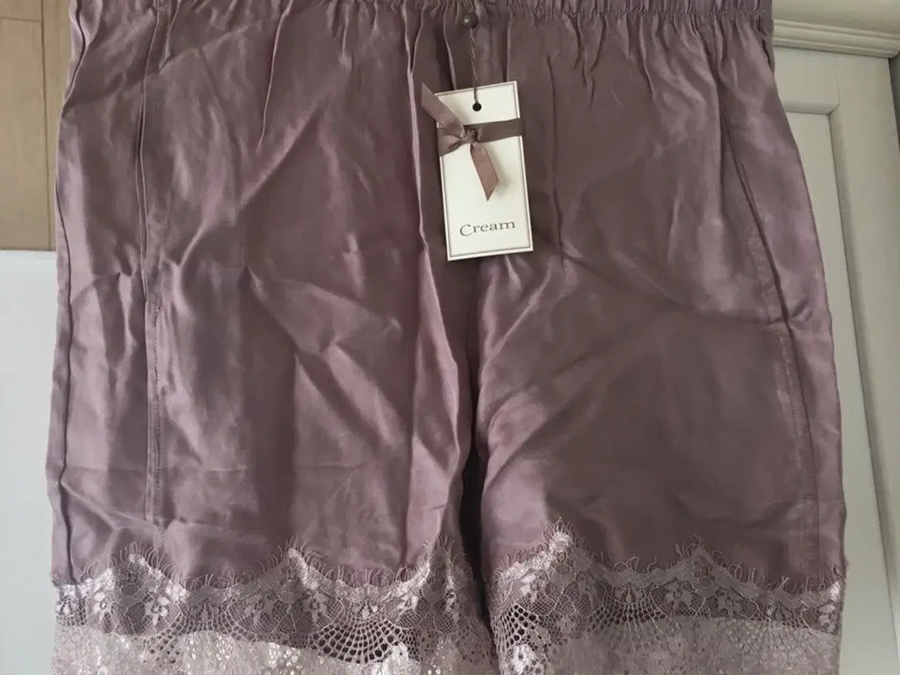 Billede 1 - Cream pyjamas shorts. str. 34 - NYE