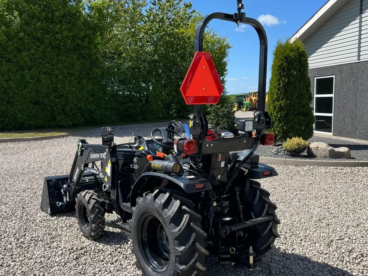 Billede 3 - Solis S26 6+2 gearmaskine Limited Edition i sort med brede hjul og Fuldhydraulisk frontlæsser