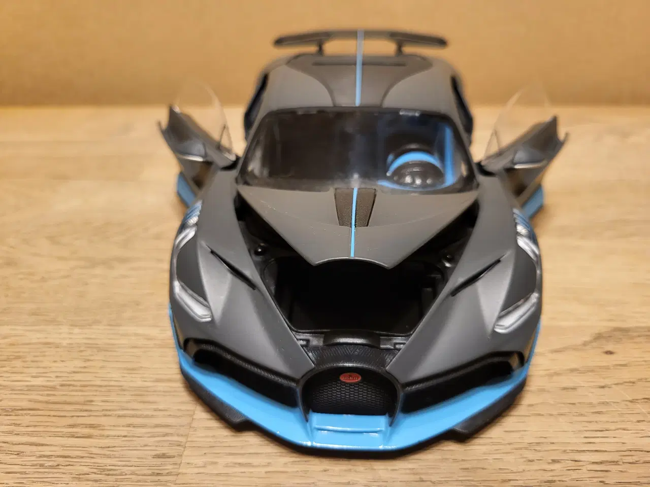 Billede 7 - Modelbil, Bugatti Divo 2018, skala 1/18 Med origin