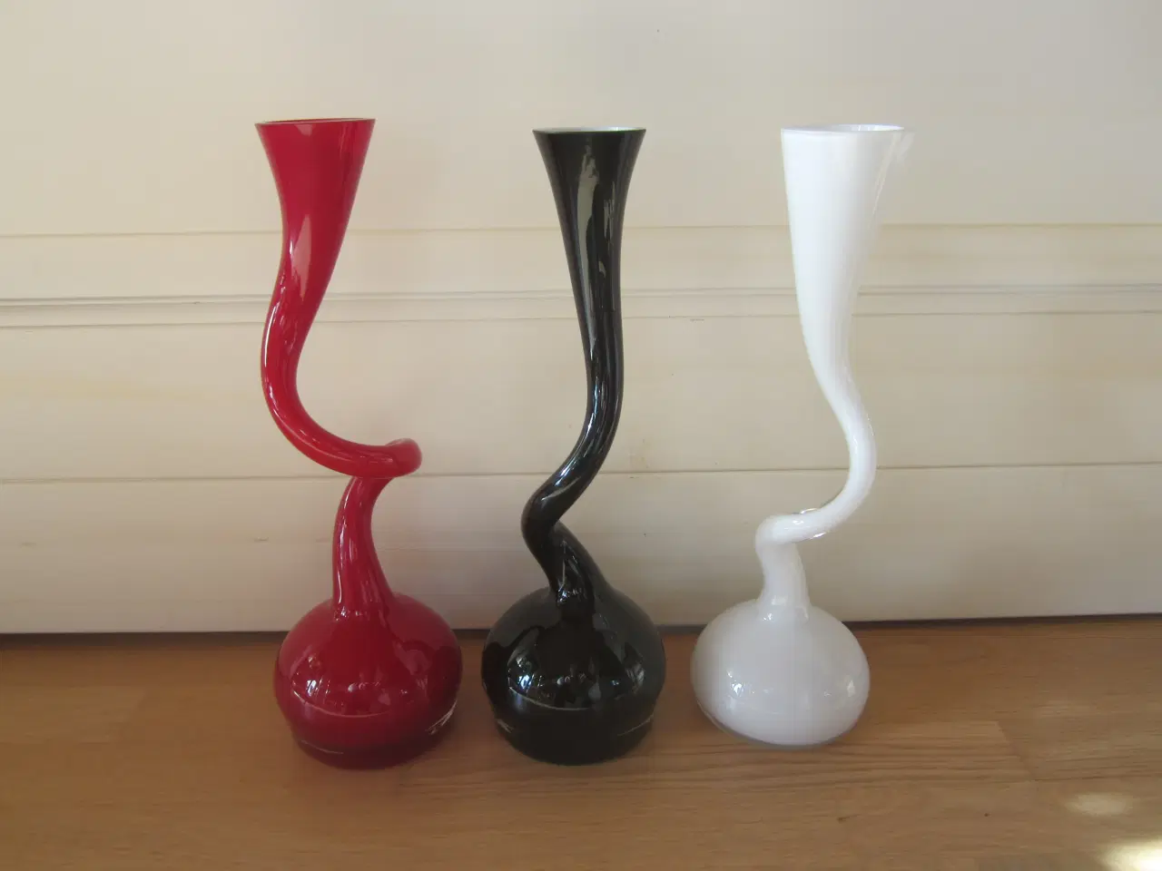 Billede 1 - 3 fine swingvaser Rød-hvid og sort pr stk