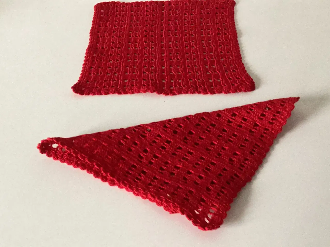 Billede 1 - Hæklede røde servietter