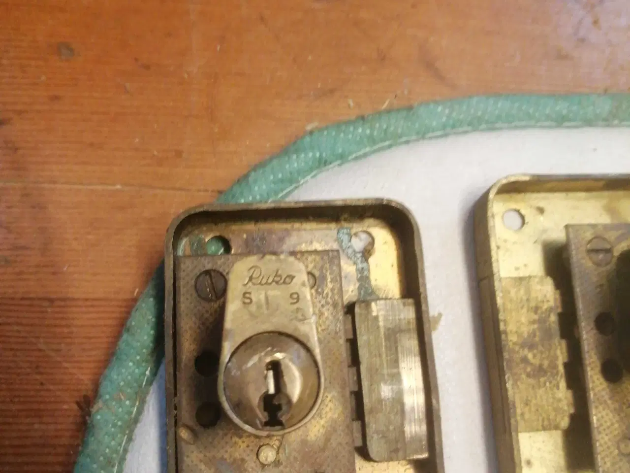 Billede 3 - Skabslåse til overfalsede låger 