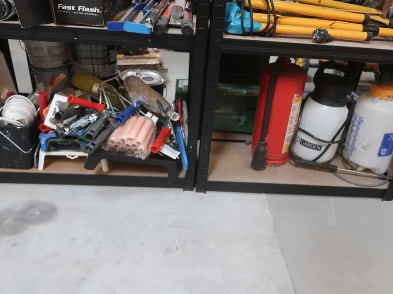 Billede 4 - indhold i reoler