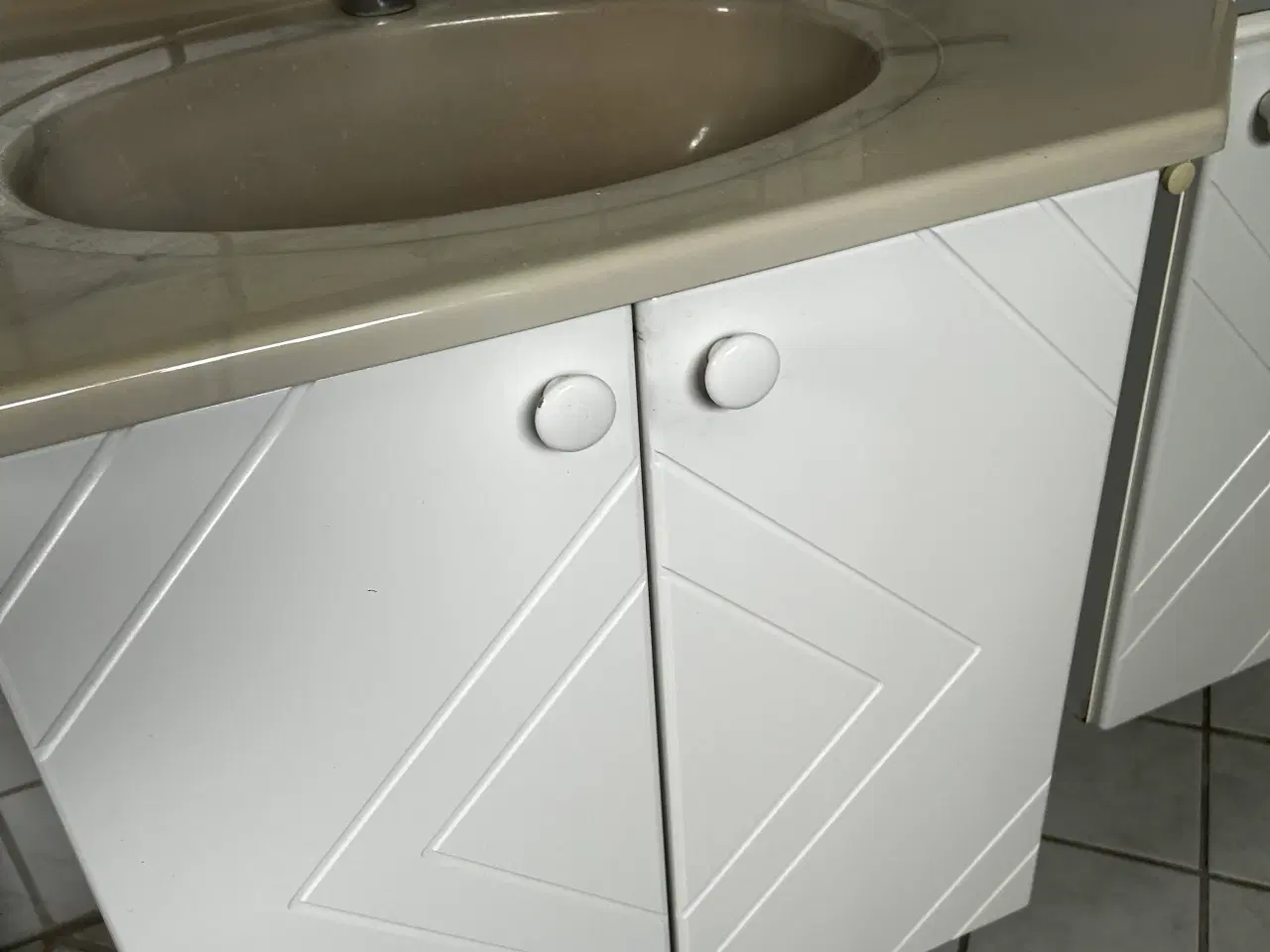 Billede 3 - Badeværelse miljø med højskabe