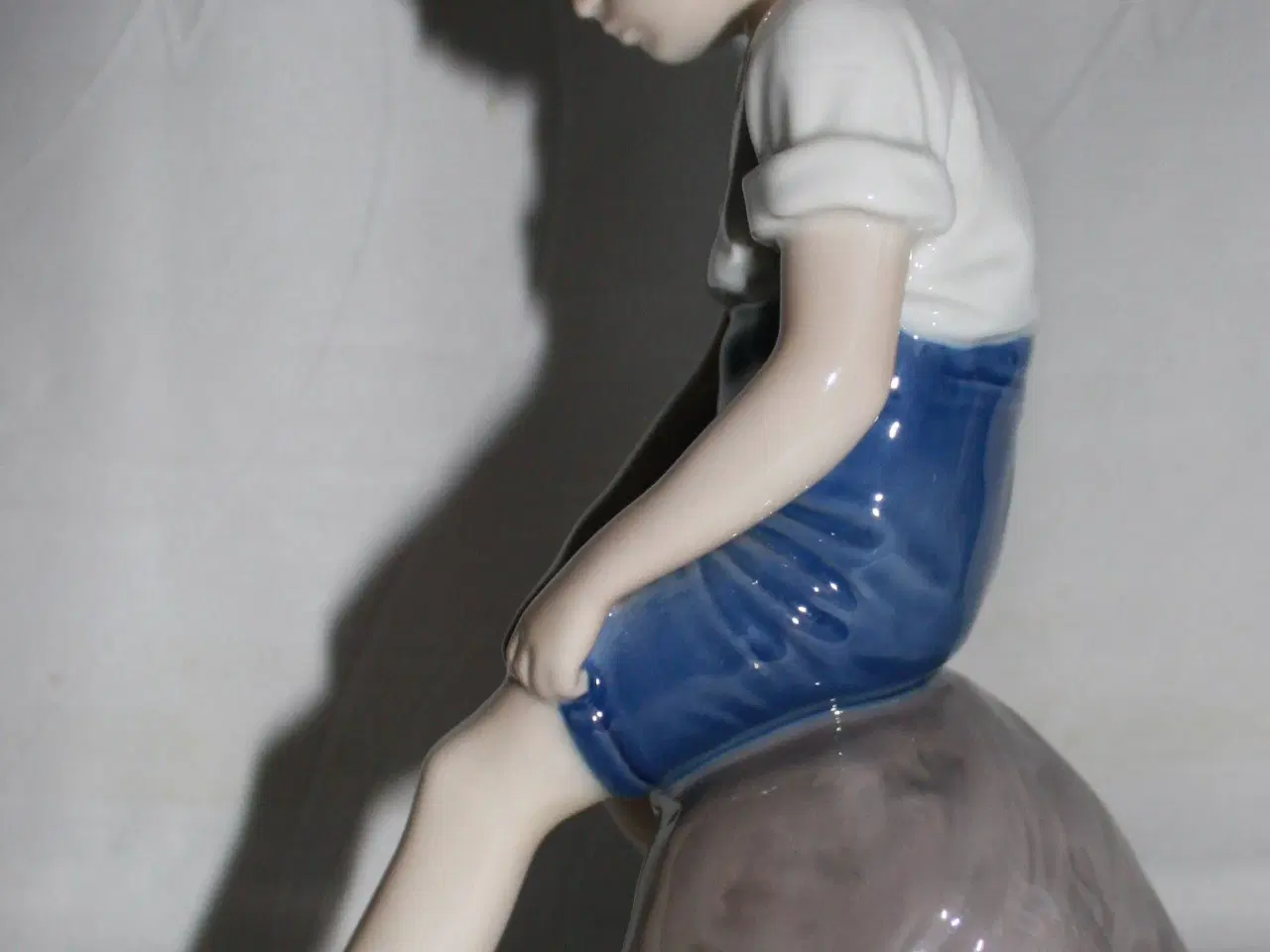 Billede 3 - Porcelænsfigur "dreng på sten" fra B&G