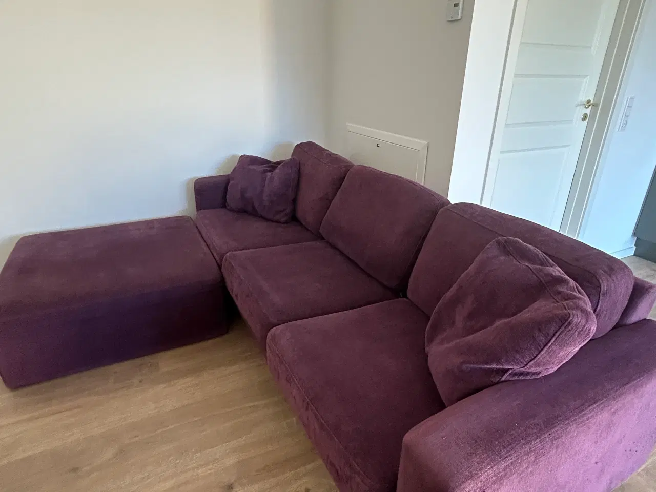 Billede 1 - Sofa i lilla stof med tilhørende puf 