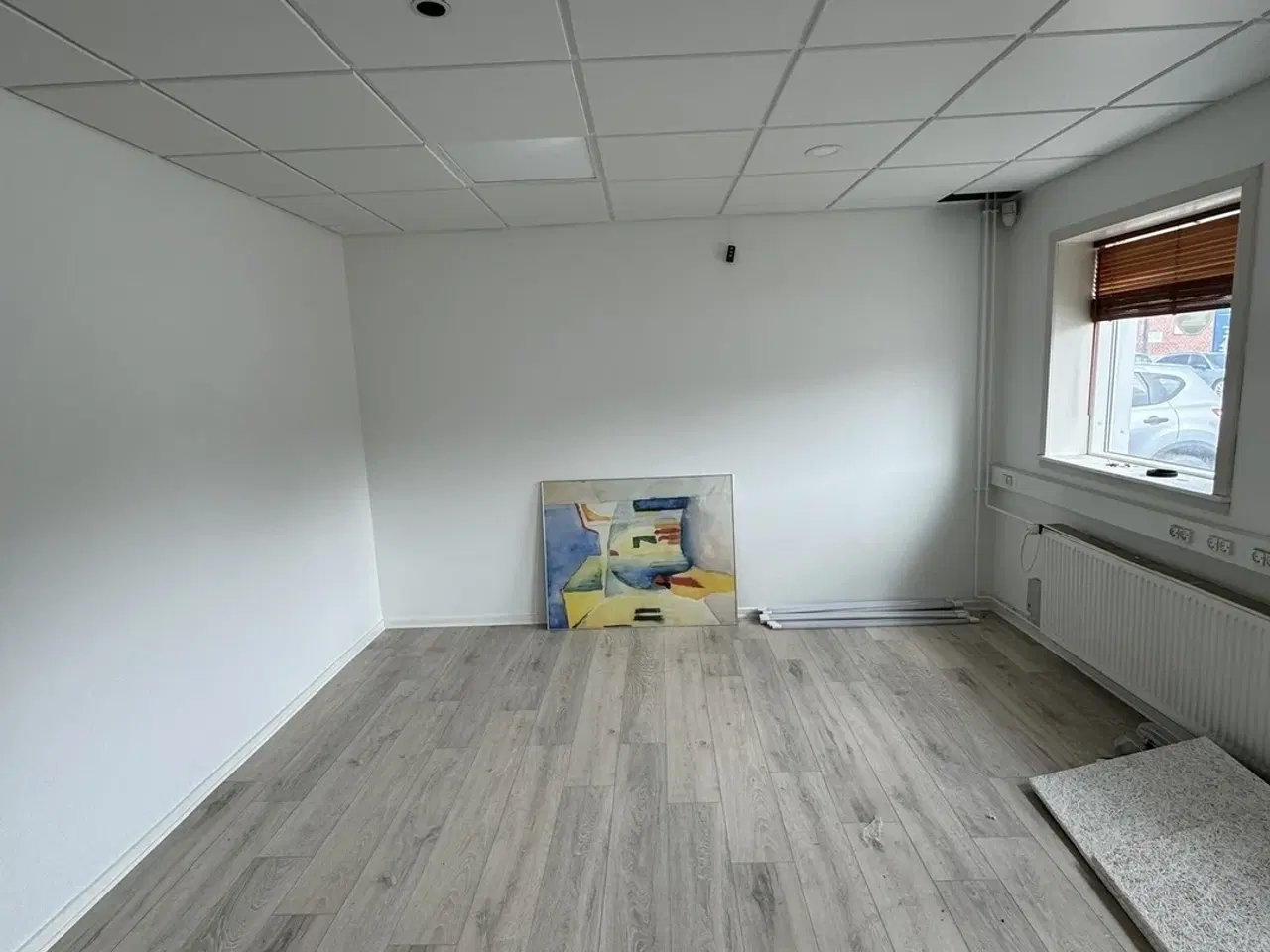 Billede 1 - Højloftet lagerlokale og kontor til leje på Nyholms Alle 19.