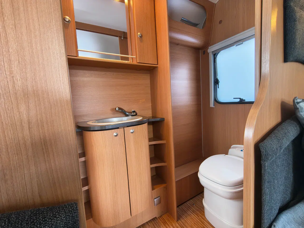 Billede 11 - Meget velholdt Adria med 2 fortelte, markise mm.