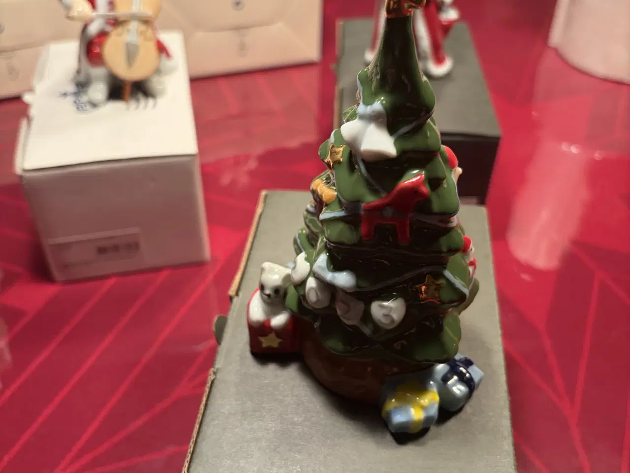 Billede 1 - Royal års nisser + årstræ