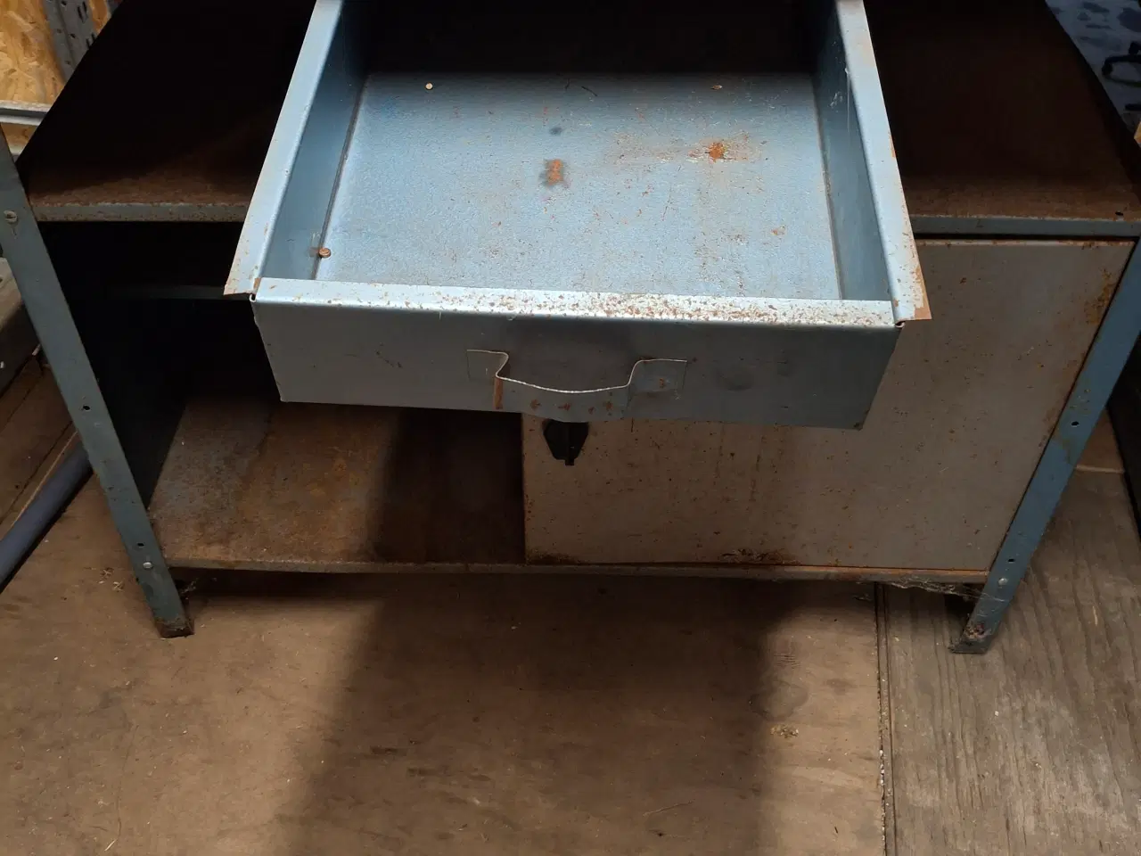 Billede 4 - Værkstedsbord med skruestik 