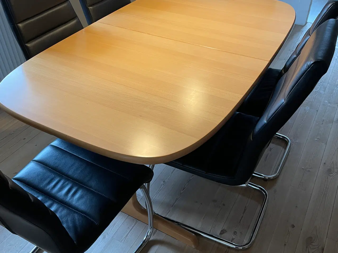 Billede 1 - Spisebord med to plader,som opbevares under bordet