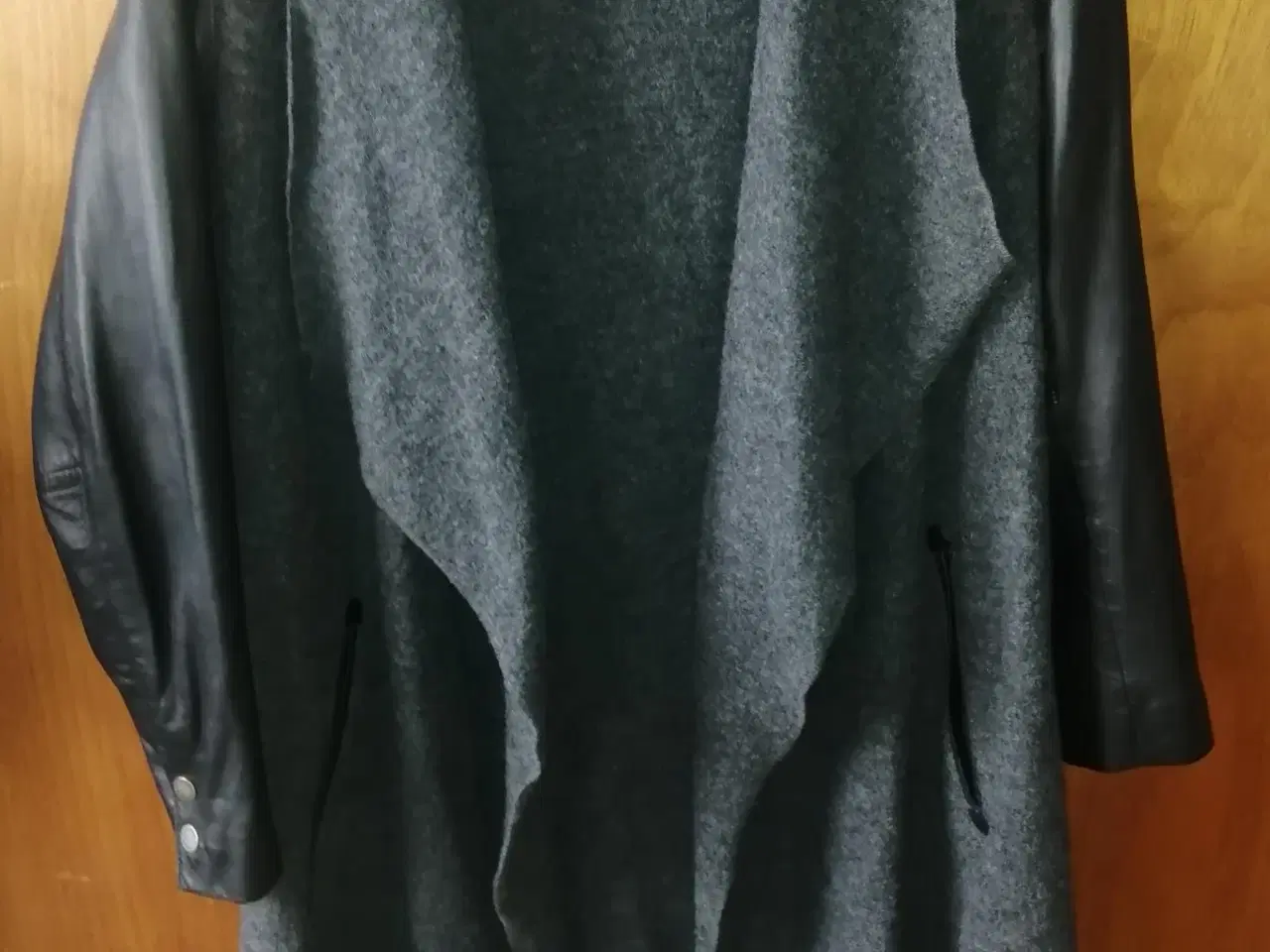 Billede 1 - ONSTAGE ULD CARDIGAN MED LAMMESKINDS ÆRMER