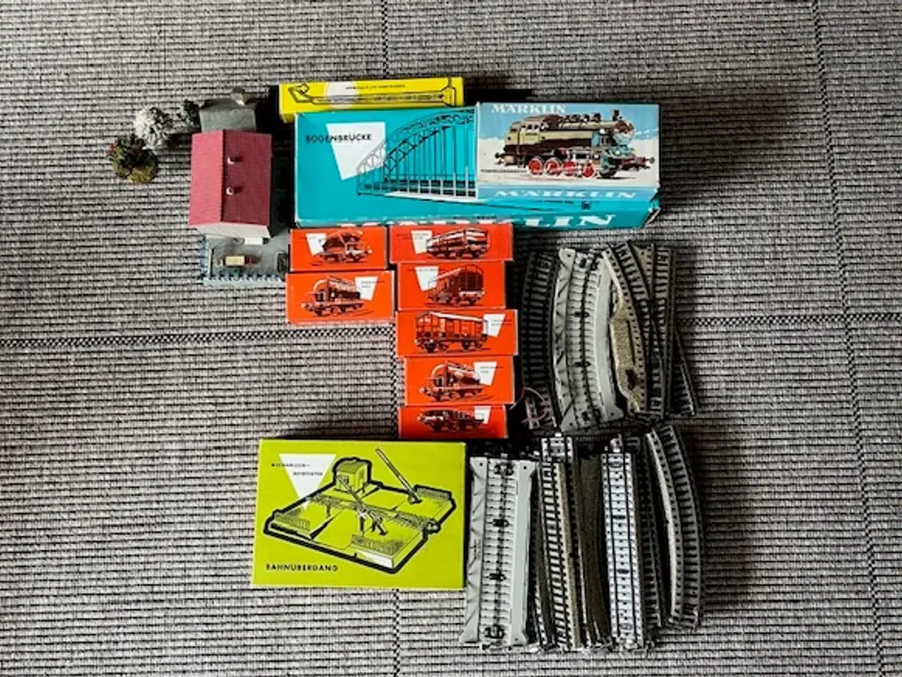 Billede 2 - Märklin togsæt med skinner, godsvogne, bro m.m.