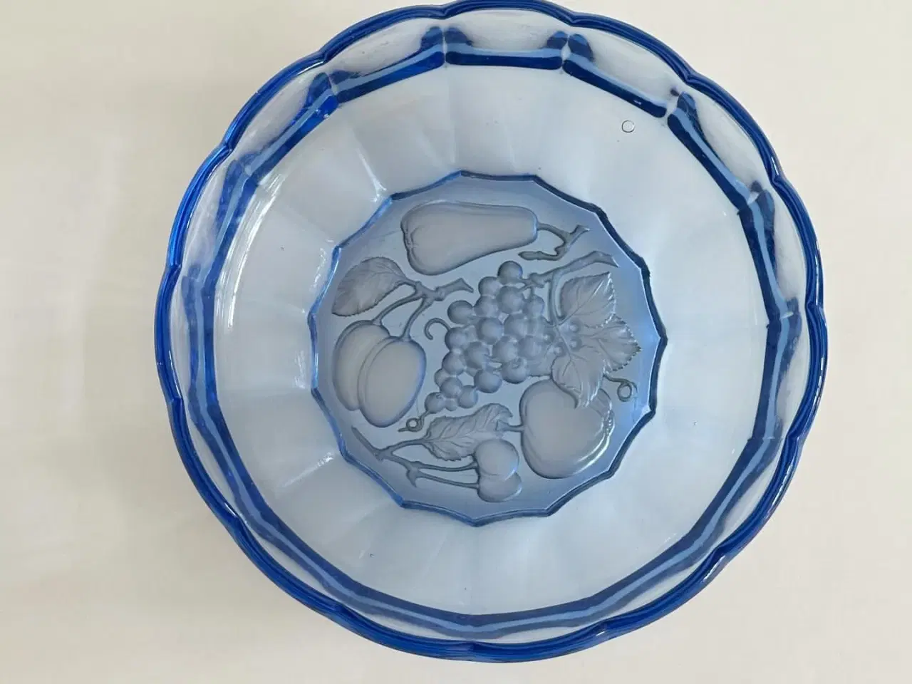 Billede 8 - Stor blå glasskål m frugtmotiv