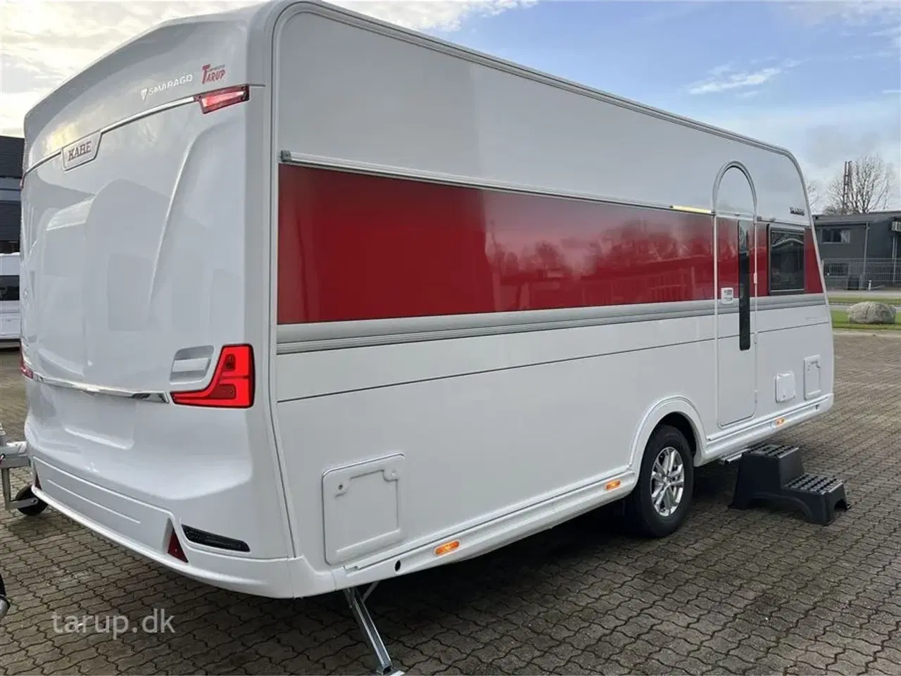 Billede 2 - 2026 - Kabe Smaragd 520 XL KS Premium Line Fransk seng, rundsiddegruppe i beige skind, ALDE centralvarme, vandbåren gulvvarme, stort kompressor køleskab