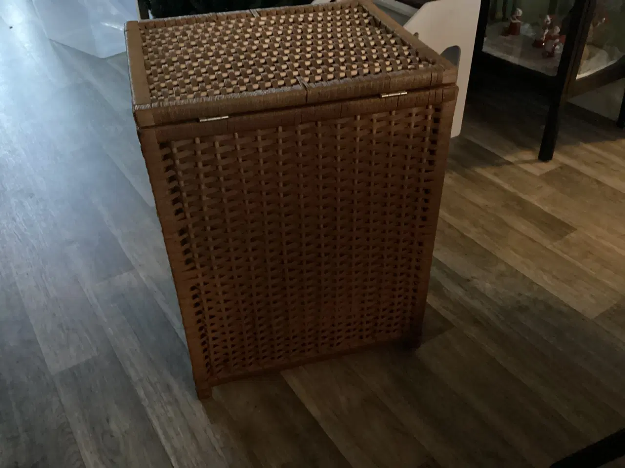 Billede 4 - Vasketøjskurv i kraftigt flet 