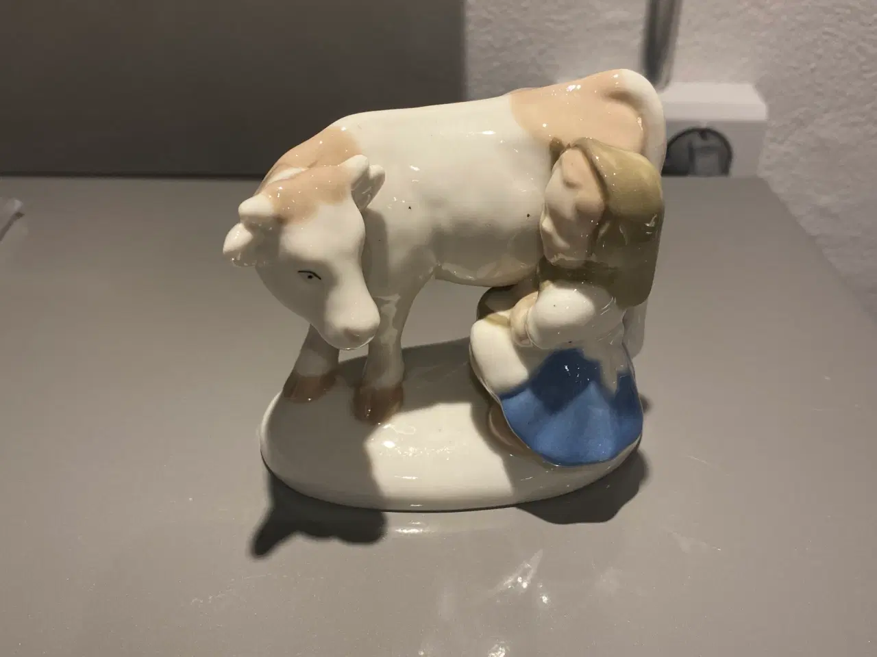 Billede 2 - Porcelænsfigur pige der malker ko B&G