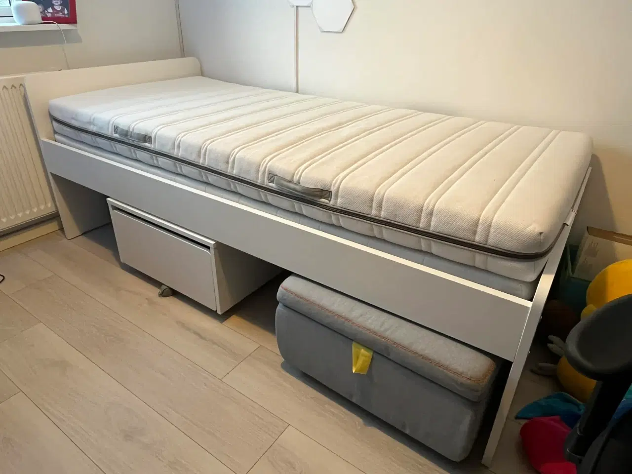 Billede 1 - Hvid IKEA seng med madras og skuffer