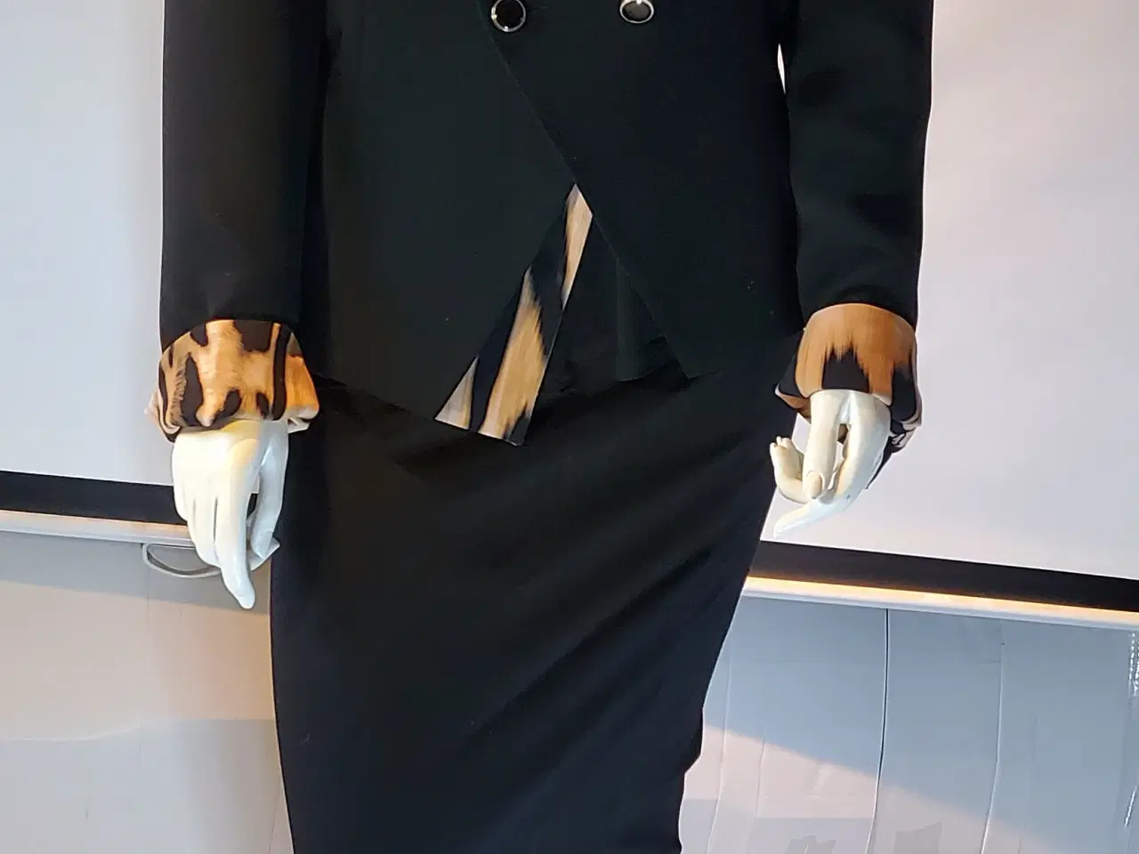 Billede 3 - Elegant blazer Marciano Guess, sort med dyreprint