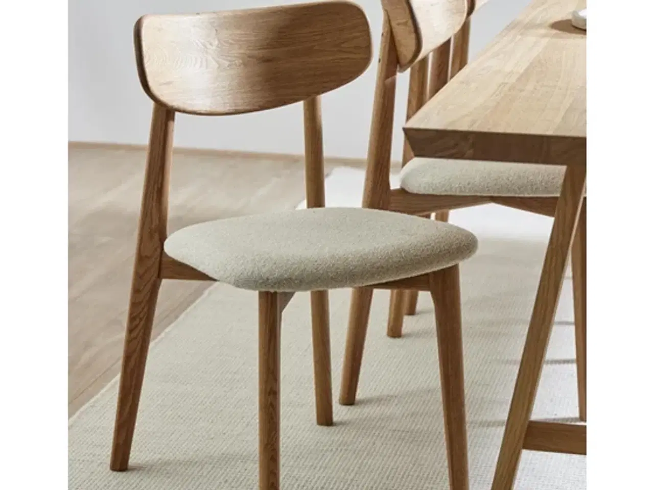 Billede 2 - Spisebord m. 4 stole – flot sæt i eg