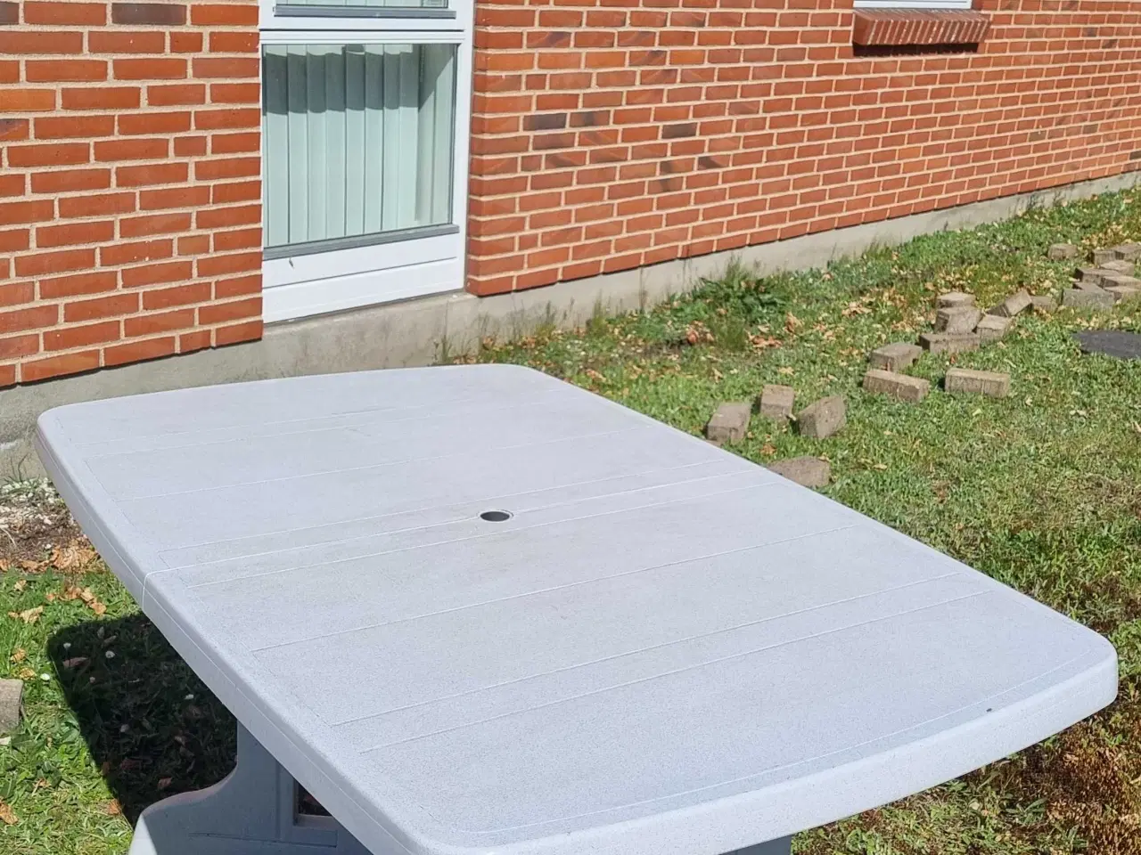 Billede 3 - Havebord med 5 stole,  hård plast 