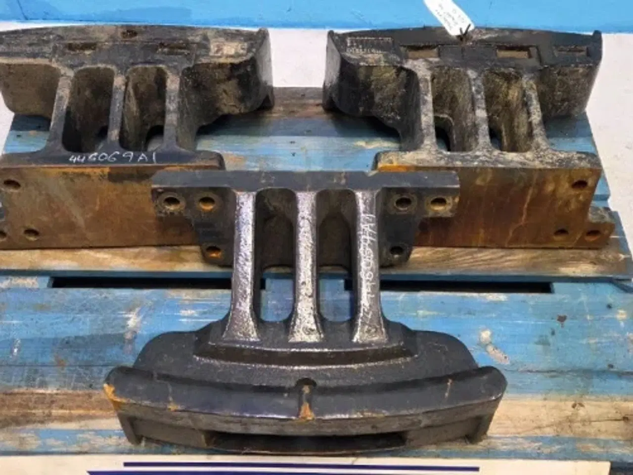 Billede 2 - New Holland T8010 Beslag 446069A1  3Stk