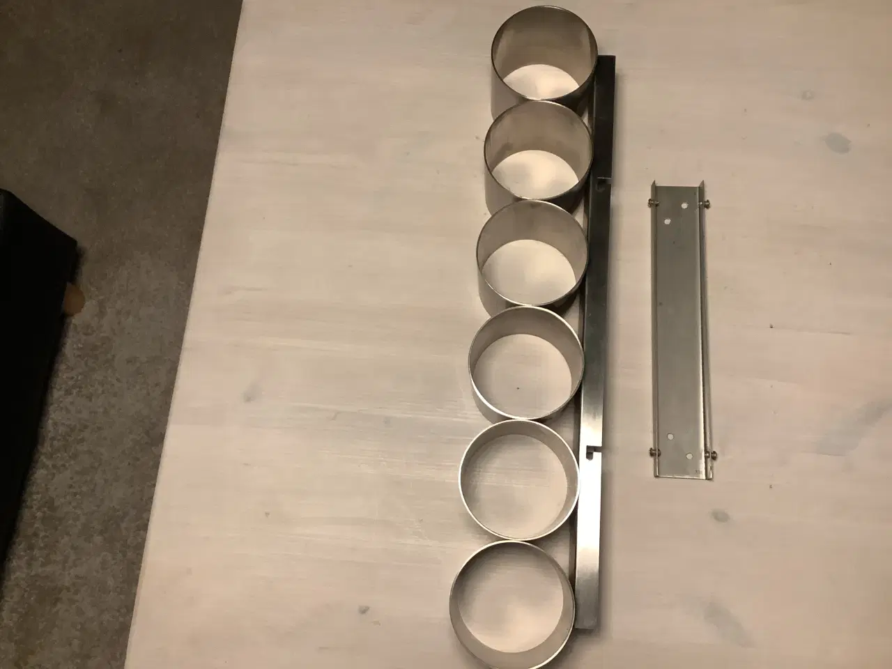 Billede 2 - Herstal avis holder i metal til ophæng på væggen