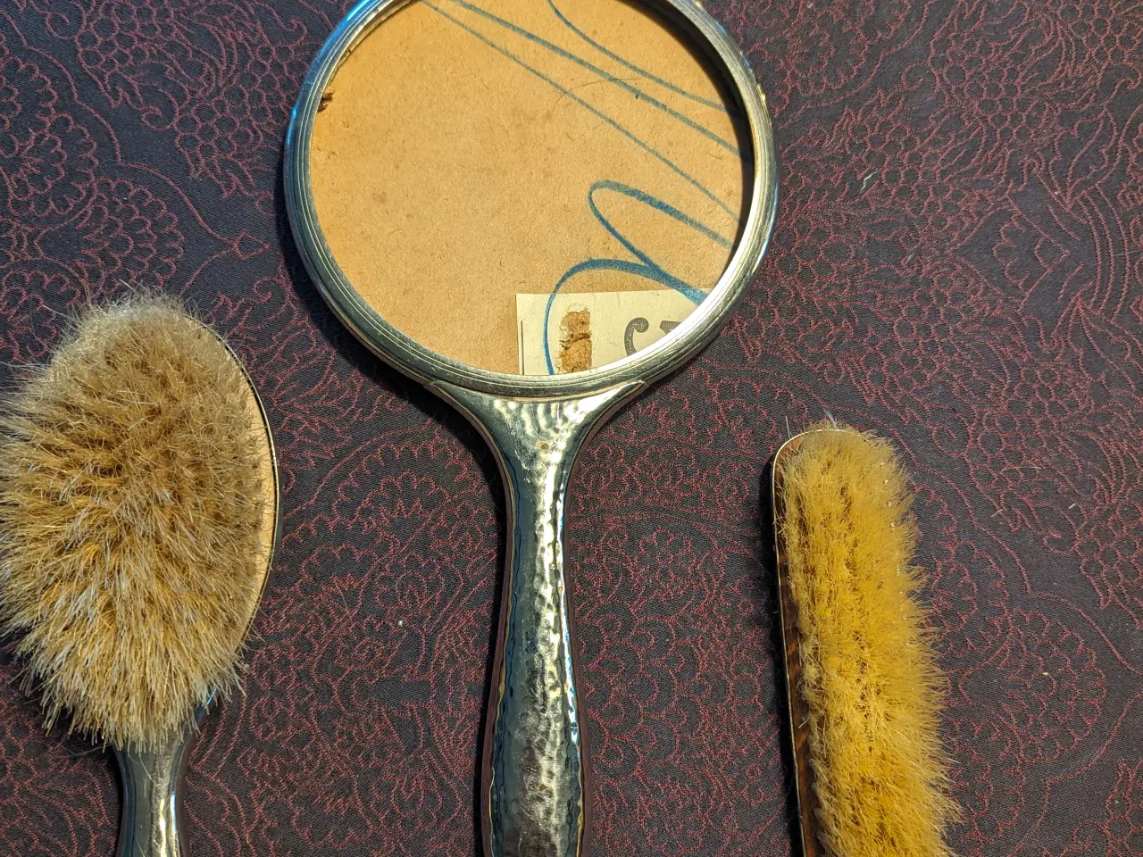 Billede 3 - Rundt hånd spejl og 2 børster.
