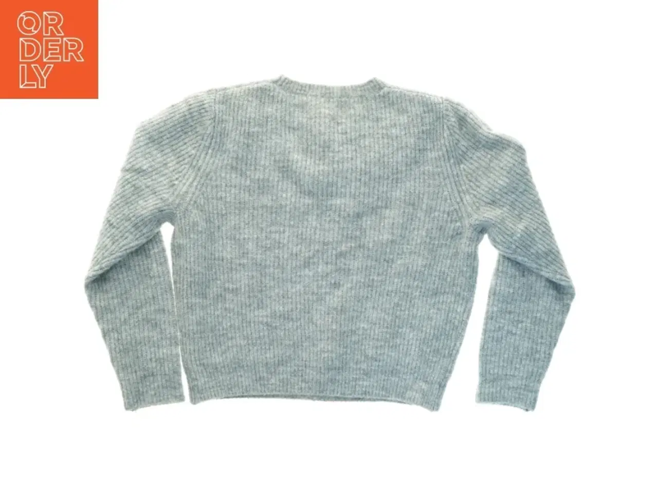 Billede 2 - Grå striktrøje med blomsterbroderi (str. 45 x, 50 cm ærme 39 cm)