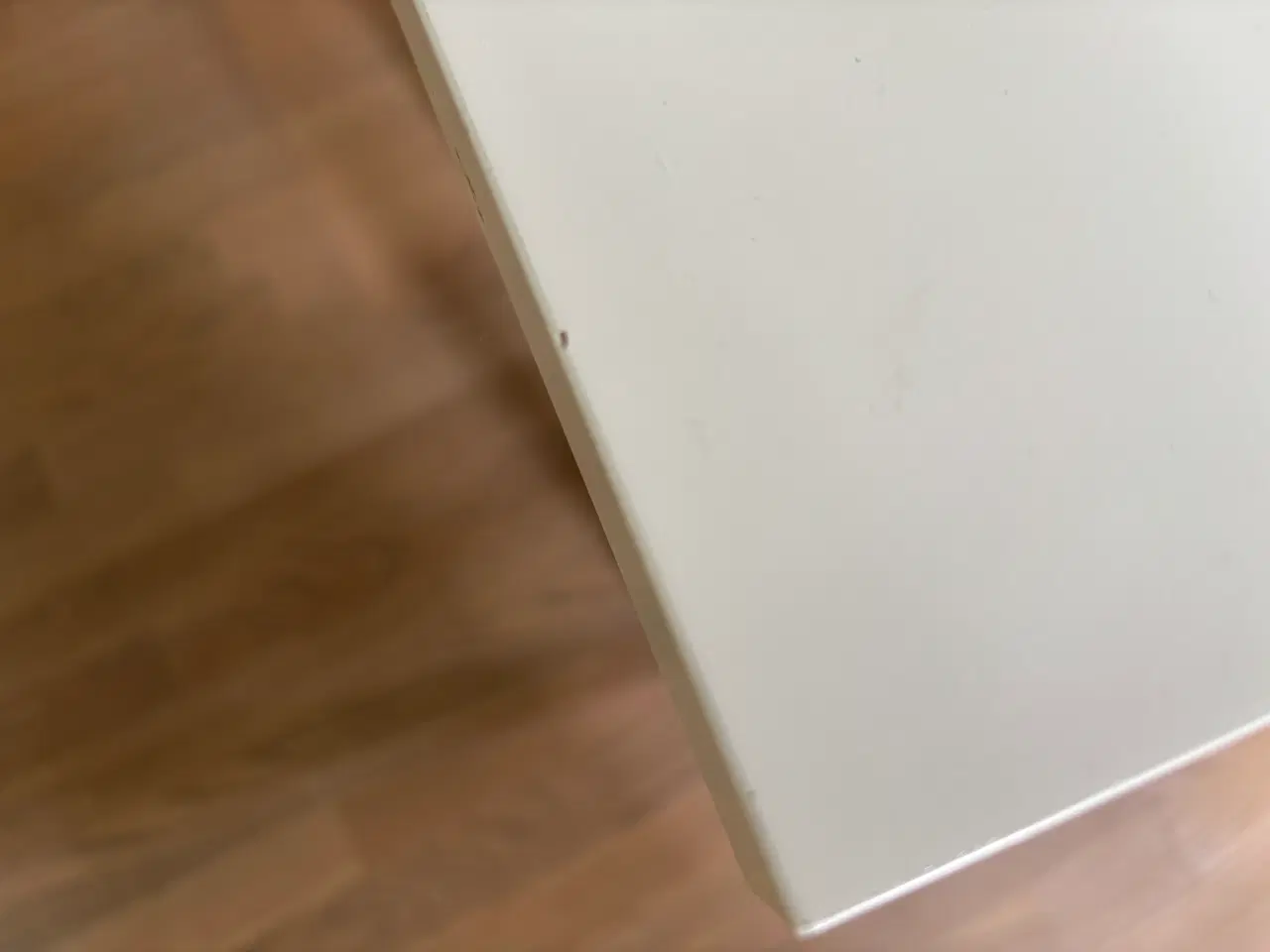 Billede 5 - Hvidt skrivebord med skuffeelement fra IKEA