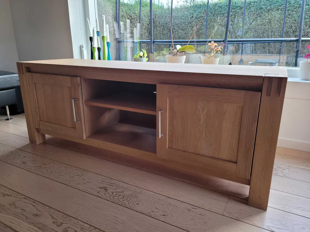 Billede 1 - Tv-møbel i egetræ