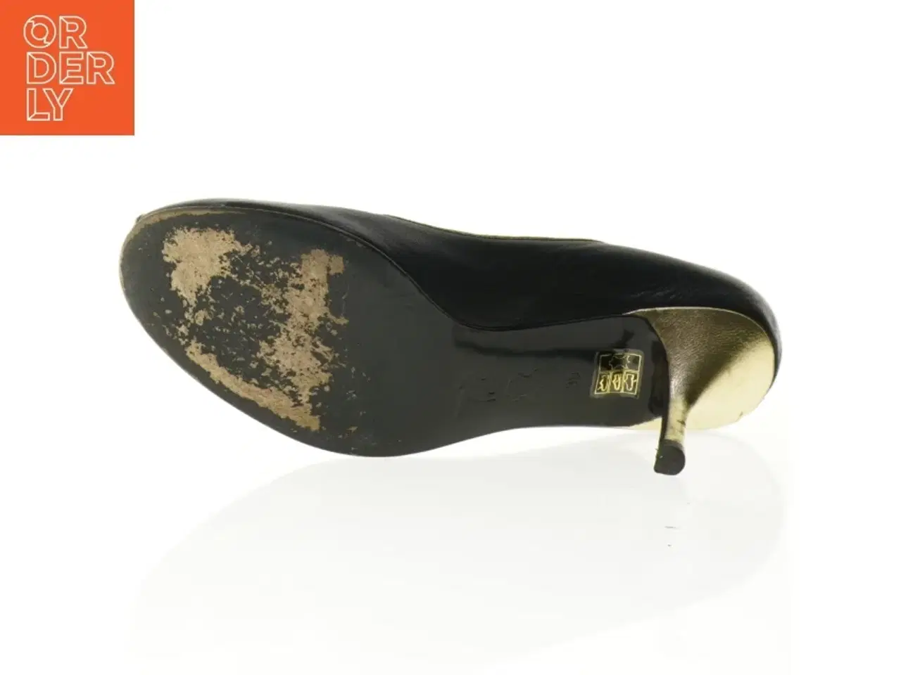 Billede 6 - Sorte stiletter med guld detalje (str. 39)