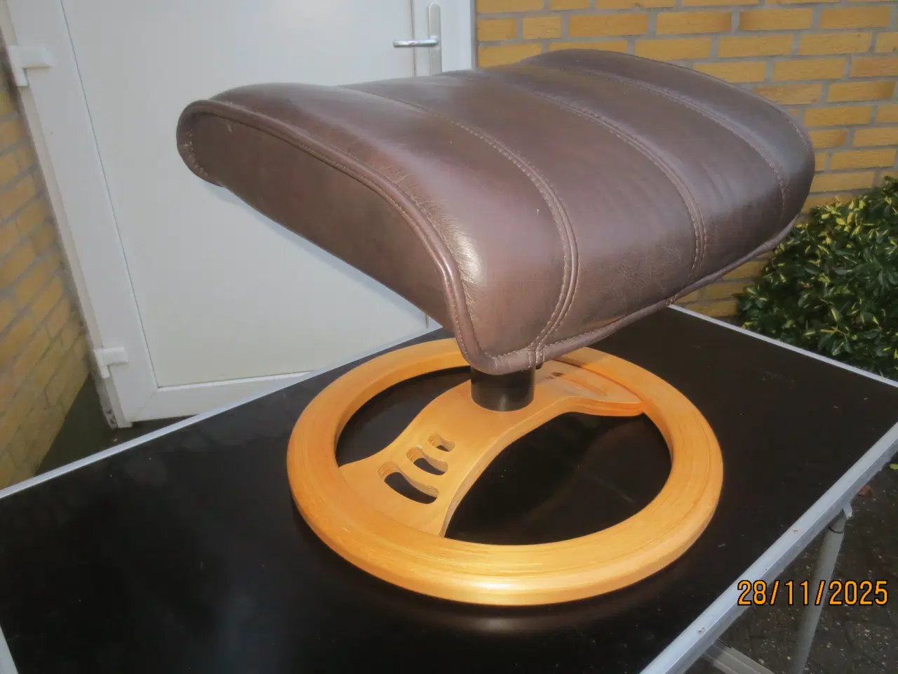Billede 2 - 1 stk Fodskammel med Mørkebrun læder